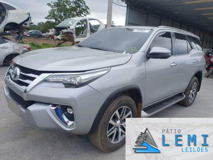 TOYOTA HILUX SW4 21/21 TOYOTA HILUX SW4 21/21